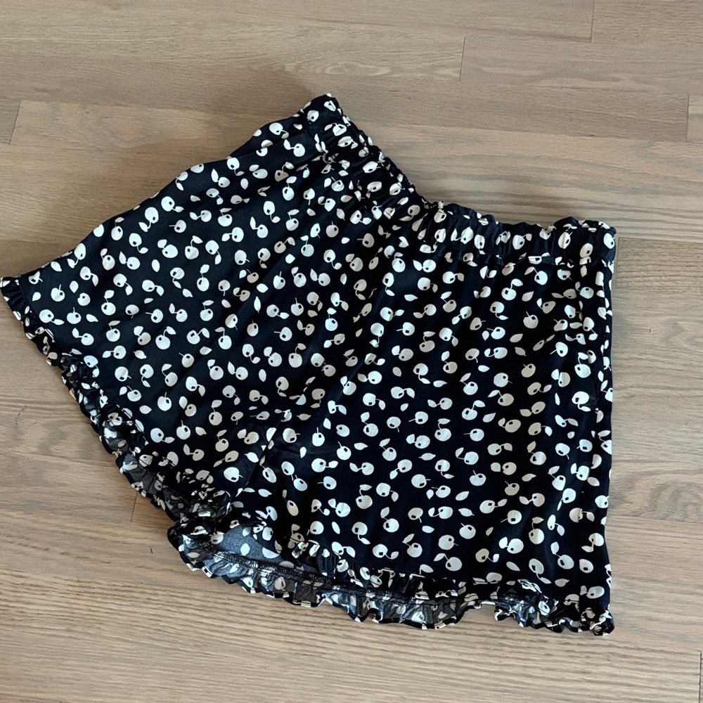 Maeve Black and White Apples Patterned Silky Women Shorts Small